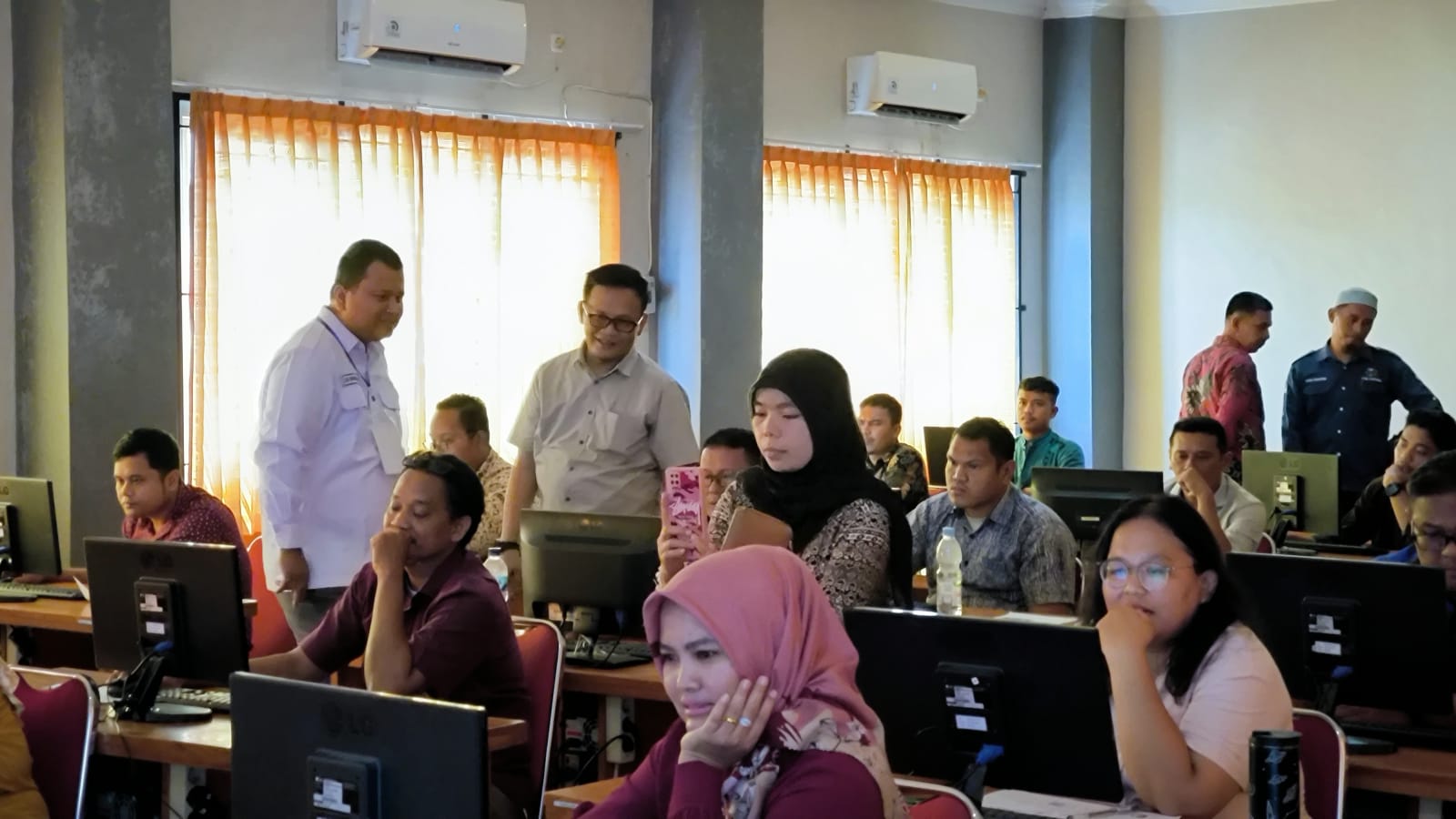 Teddy Akbari/Sumut Pos TINJAU: Komisioner KPU Sumut, Robby Effendy Hutagalung saat meninjau proses pelaksanaan seleksi tertulis Calon Anggota PPK untuk Pilkada di Kota Binjai.