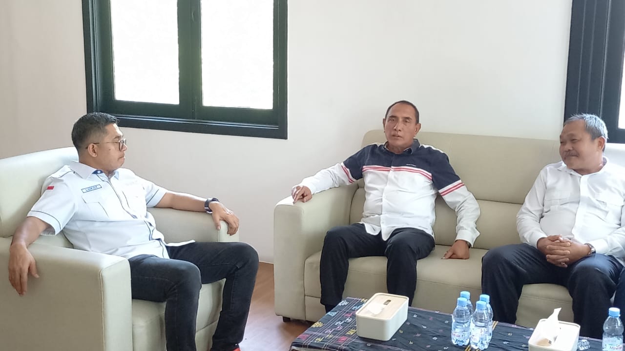 Edy Rahmayadi saat menyerahkan formulir dan berkas pendaftaran Bacalon Gubernur Sumut, langsung kepada Ketua DPD Demokrat Sumut.(BAGUS SYAHPUTRA/SUMUT POS)