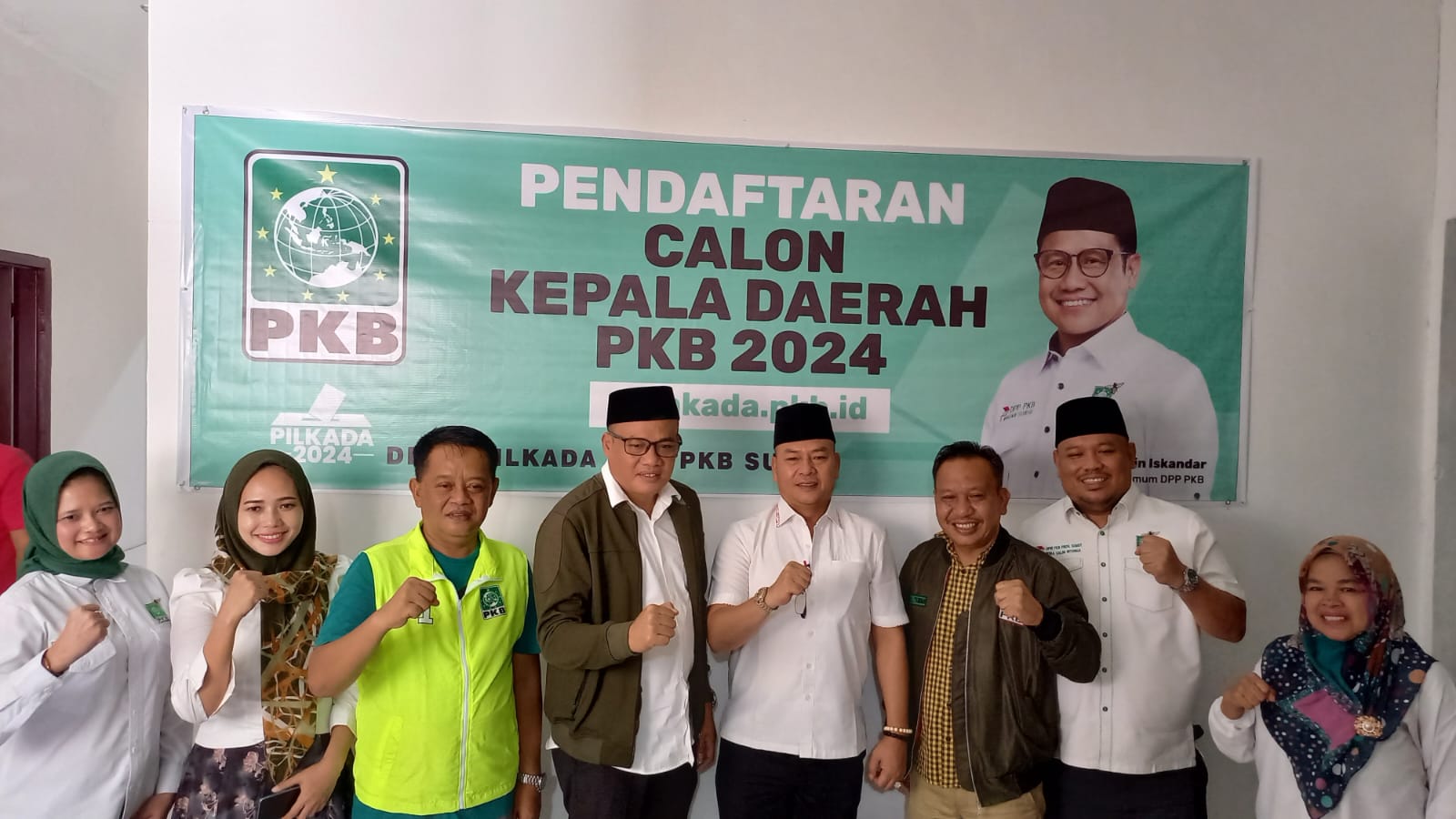 SERAHKAN: Nikson Nababan saat menyerahkan formulir pendaftaran ke pengurus DPW PKB Sumut.(BAGUS SYAHPUTRA/SUMUT POS)
