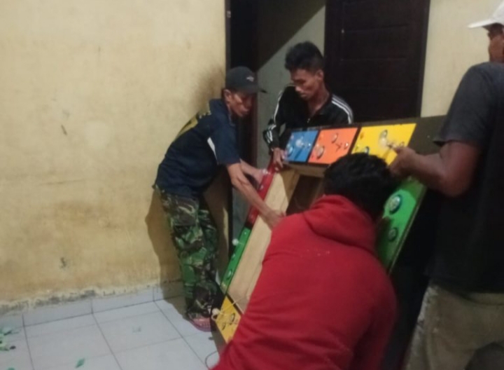 TUTUP: Polsek Medan Labuhan menutup Lokasi Judi tembak ikan yang berada di Jalan KL.Sudarso di Lingkungan 25 Bom Lama Kelurahan Pekan Kecamatan Medan Labuhan, Minggu (05/05/2024) malam.
