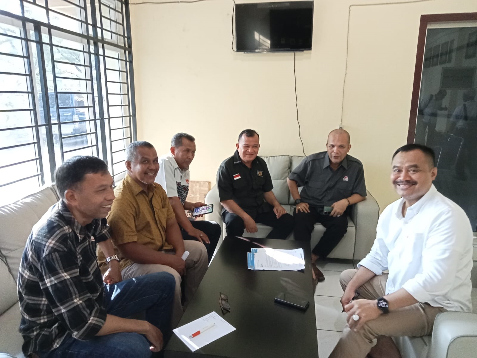RAPAT: Ketua PWI Sumut H Farianda Putra Sinik SE rapat bersama pengurus SIWO PWI Sumut, Selasa (7/5). (SIWO Sumut)