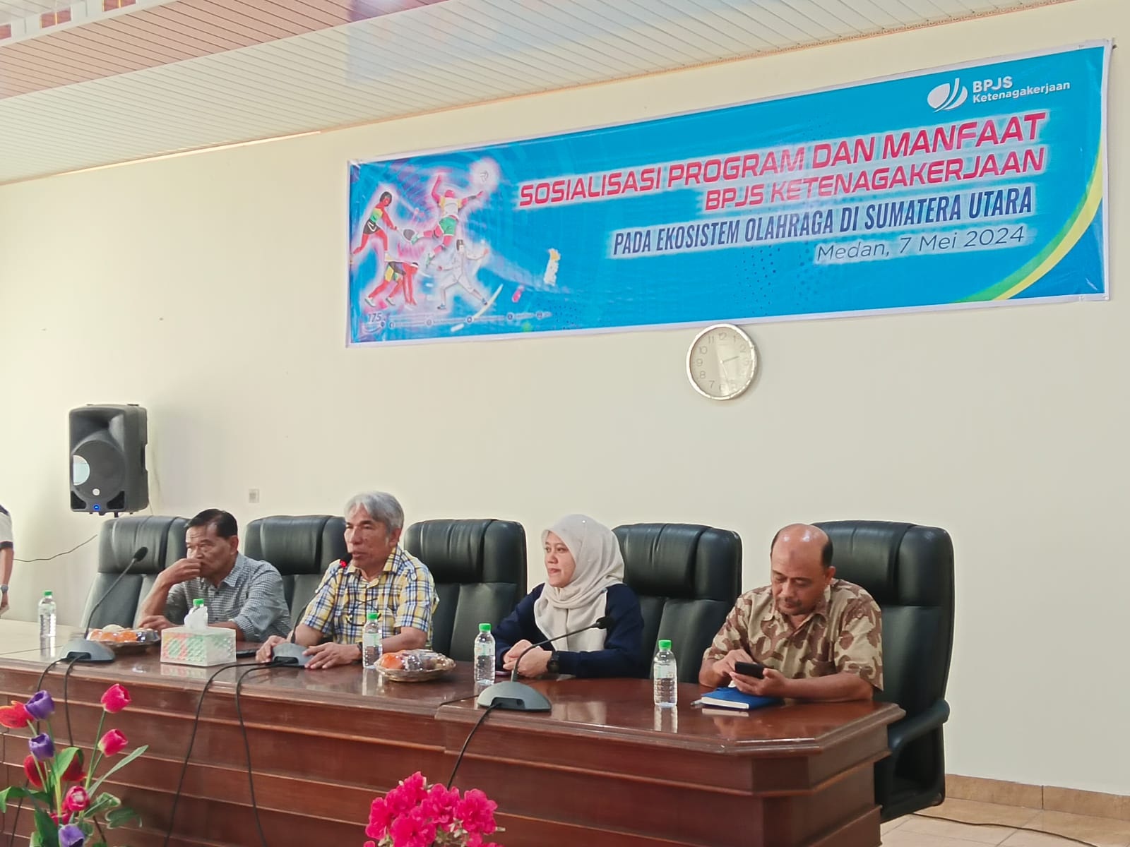 SOSIALISASI: Ketua Umum KONI Sumut John Ismadi Lubis dan Kepala Bidang Kepesertaan BPJS Ketenagakerjaan Medan Utara Evi Wirda Ningsih saat sosialisasi manfaat program BPJS bagi atlet dan pelatih.