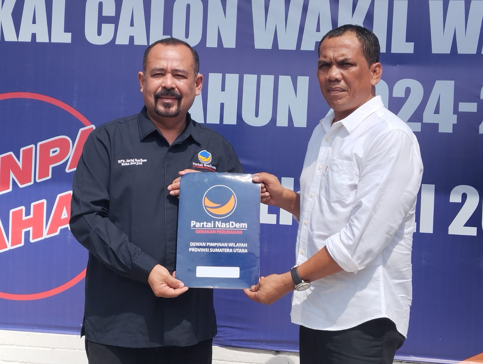 SERAHKAN: Bacalon Wali Kota Binjai, H Zainuddin Purba (kanan) saat menyerahkan berkas pendaftaran kepada Ketua DPD Partai NasDem Binjai, dr Edy Putra (kiri)