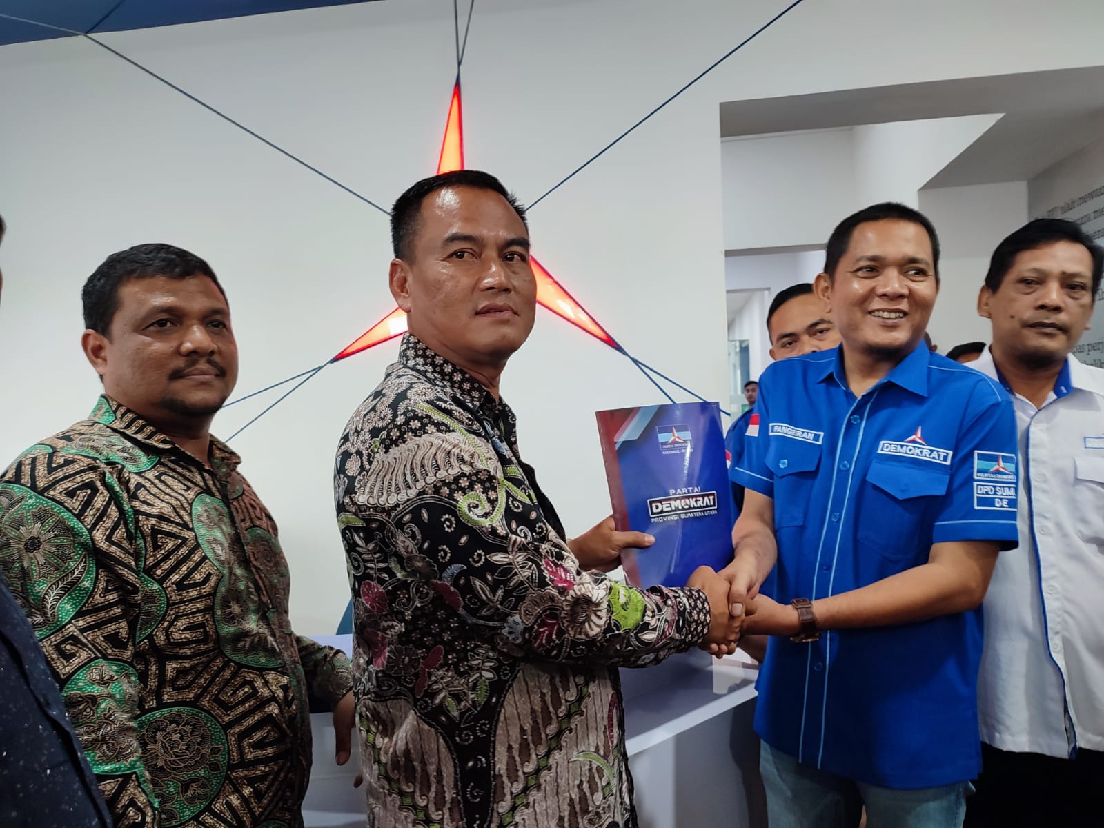 SERAHKAN: Ketua DPP Pujakesuma Bidang Pemuda dan Olahraga, H Adi Saputra saat menyerahkan berkas pendaftaran Bacalon Cawagub Sumut ke DPD Demokrat Sumut.(BAGUS SYAHPUTRA/SUMUT POS)