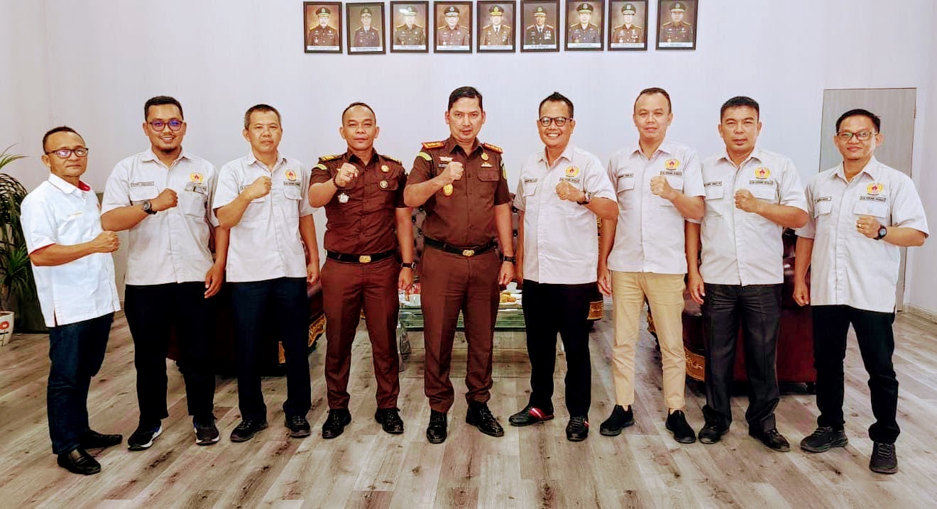 AUDIENSI: Kajari Sergai Mayhardy Indra Putra, SH didamping Kasi Intelijen Romel, SH menerima  audiensi pengurus KONI Sergai yang di pimpin Ketua KONI H. Usman Efendi Sitorus