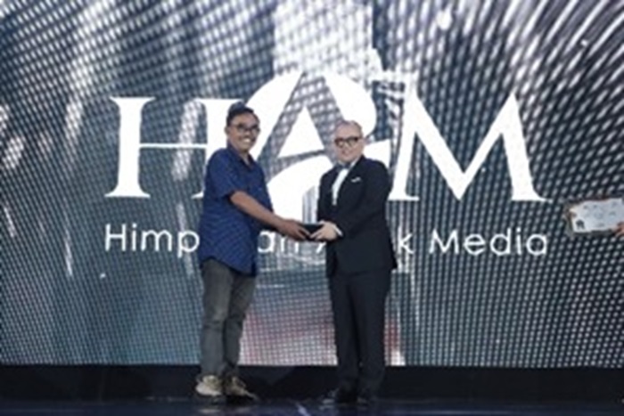 BERIKAN:  Chief Operating Officer Omega Hotel Management, Daniel Sulaiman memberikan penghargaan kepada salah salah satu  perwakilan awak media, Arief Suhartono.