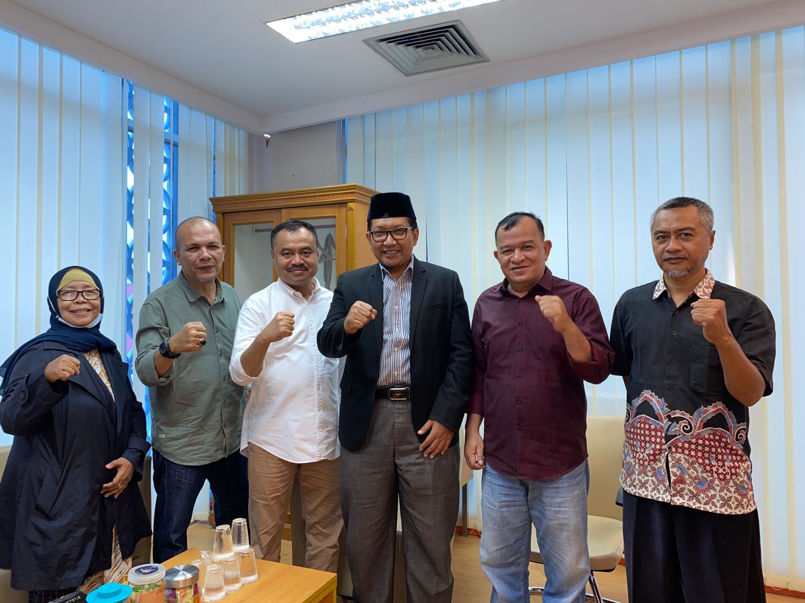 BERSAMA: Bendahara F-PKS DPRD Sumut Hendro Susanto bersama Ketua PWI Sumut H Farianda Putra Sinik SE dan pengurus. (dok pribadi)