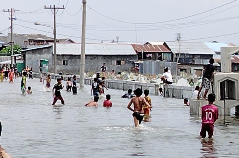Banjir rob (pasang) menerjang beberapa wilayah Belawan, akibat tingginya debit air laut yang mengelilingi wilayah itu, Rabu (08/05/2024).