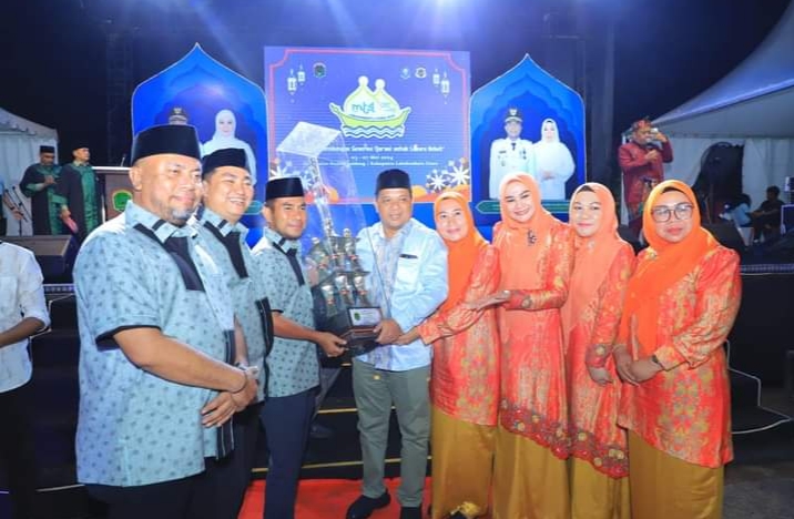 SERAHKAN: Bupati menyerahkan piala bergilir kepada juara umum yaitu Camat Na IX X Sukur Pasaribu, dan menyerahkan hadiah umroh serta 1 unit sepeda motor dari BanK Sumut.