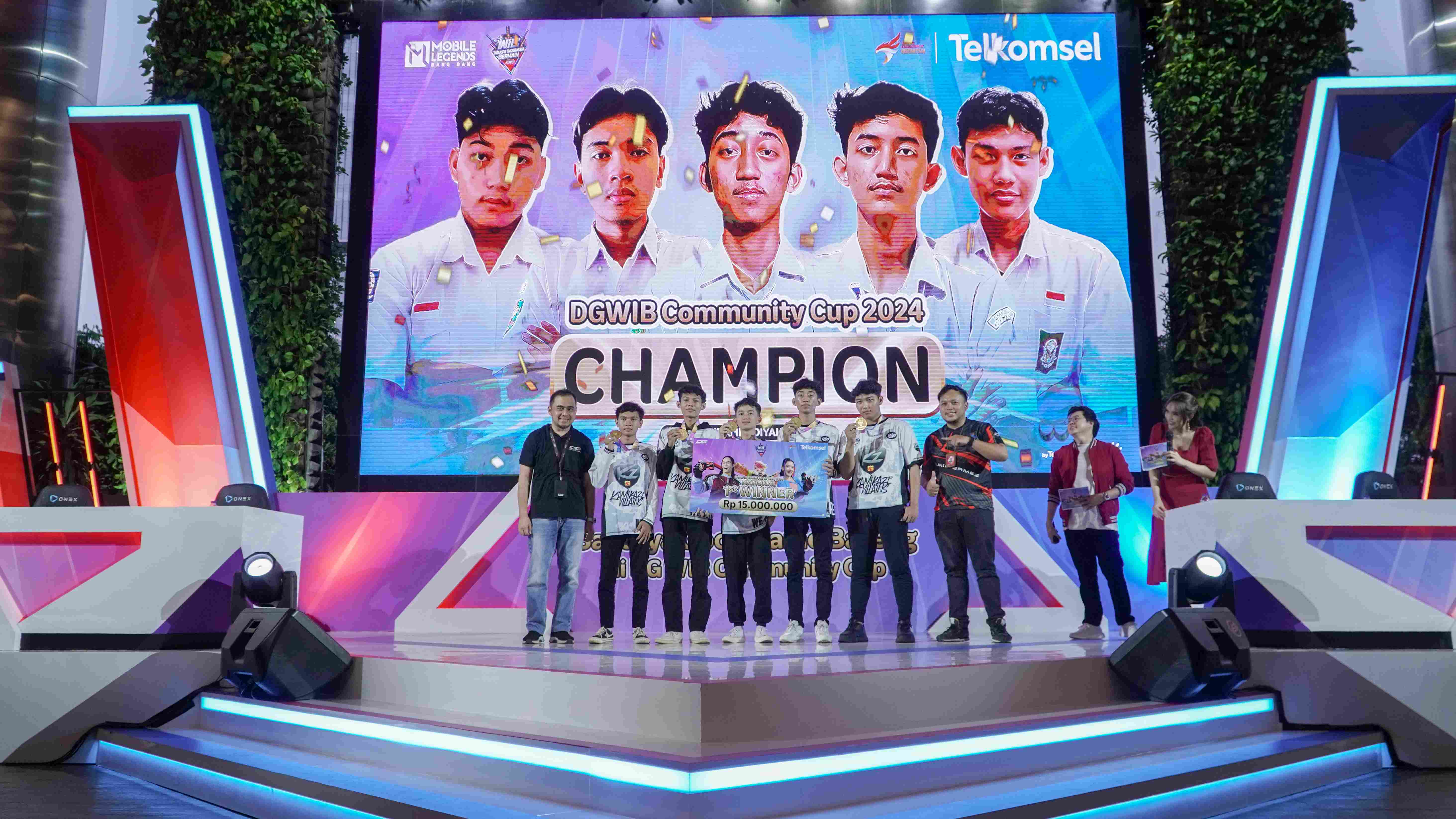 GM Games & Apps Telkomsel Auliya I. Fadli dan GM Community & Lifestyle Telkomsel Agus Priyanto menyerahkan gelar Tim SMA Terbaik Nasional DG WIB Community Cup 2024 dan sejumlah hadiah dari prize pool
