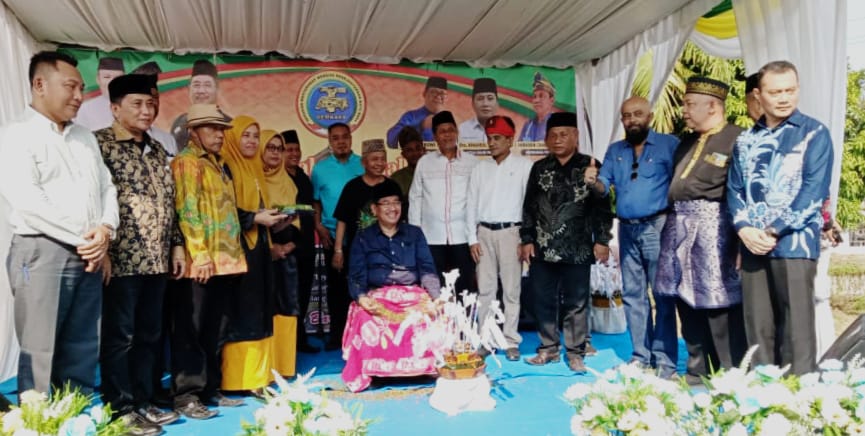 TEPUNG TAWAR: Ketua Dewan Pembina Gemkara Prof Dr OK Saidin MHum ditepungtawari setelah terpilih menjadi ketua umum PB MABMI.ISTIMEWA .