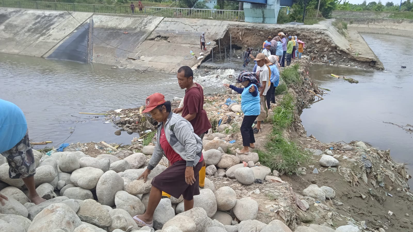 GOTONG ROYONG: Warga bergotong royong memperbaiki Bendungan Bandar Sidoras, yang terletak di Desa Cinta Rakyat, Kecamatan Percut Seituan, Kabupaten Deliserdang, Jumat (10/5).