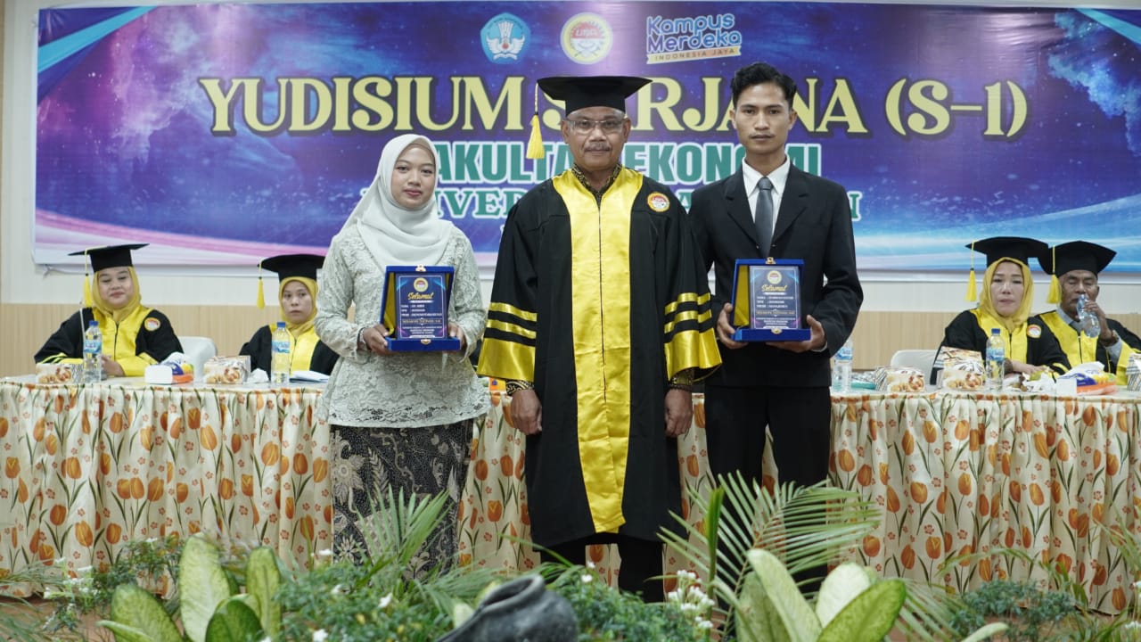 BERSAMA: Rektor UNA Prof Tri Harsono dan Dekan Fakultas Ekonomi Hadi Suriono, diabadikan bersama dua lulusan peraih predikat cumlaude pada Yudisium Ketiga Fakultas Ekonomi di Gedung Aula T Siregar.