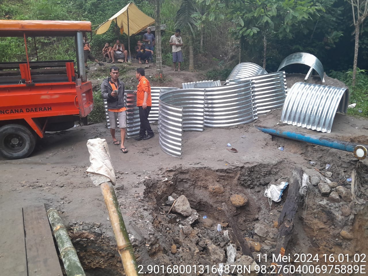 GORONG-GORONG: .Tim BPBD Kabupaten Dairi membawa gorong-gorong untuk dipasang pada badan jalan longsor di Desa Juma Gerat, Kecamatan Tigalingga, Sabtu (11/5/2024).Istimewa.