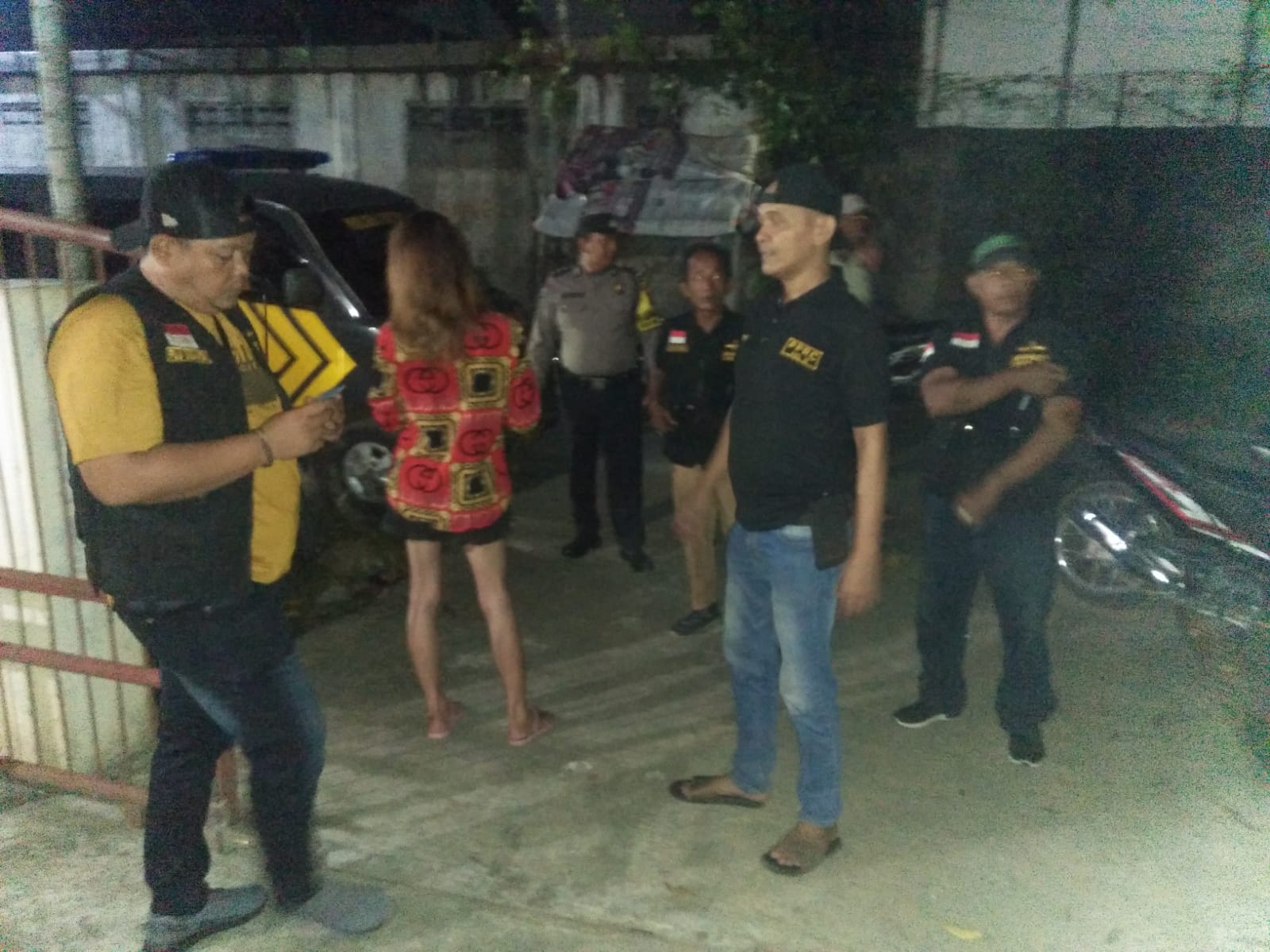 PATROLI: Kades Desa Marindal II Jupri Antono, Bhabinkamtibmas Polsek Patumbak dan Tim PPRC Desa Marindal II melakukan giat patroli untuk mengantipasi gangguan Kamtibmas.