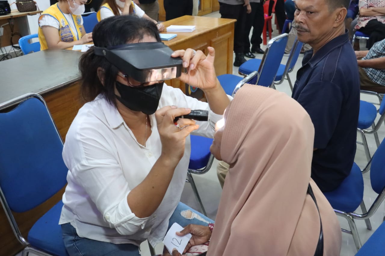 SCREENING: Kapolres Tebingtinggi AKBP Andreas Luhut Jaya Tampubolon didampingi Ketua Lions Club Tebingtinggi Royal dalam kegiatan bakti sosial screening mata dalam operasi katarak.