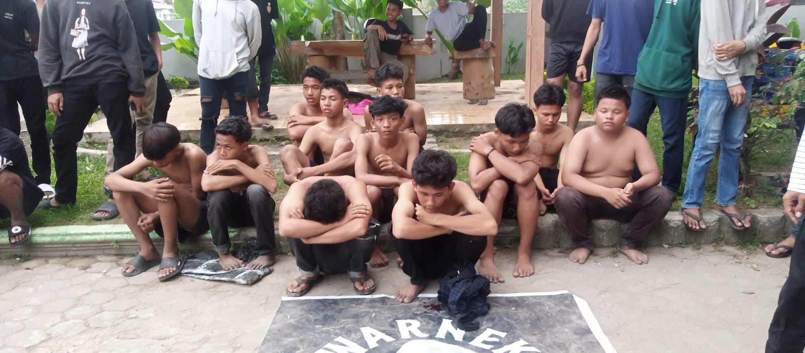 DITANGKAP: Kelompok genk motor (gemot) bersenjata tajam yang membuat resah akhirnya ditangkap warga saat sedang melakukan aksi tawuran di Jalan Suasana Raya, Lingkungan 5 Kelurahan Mabar Hilir.