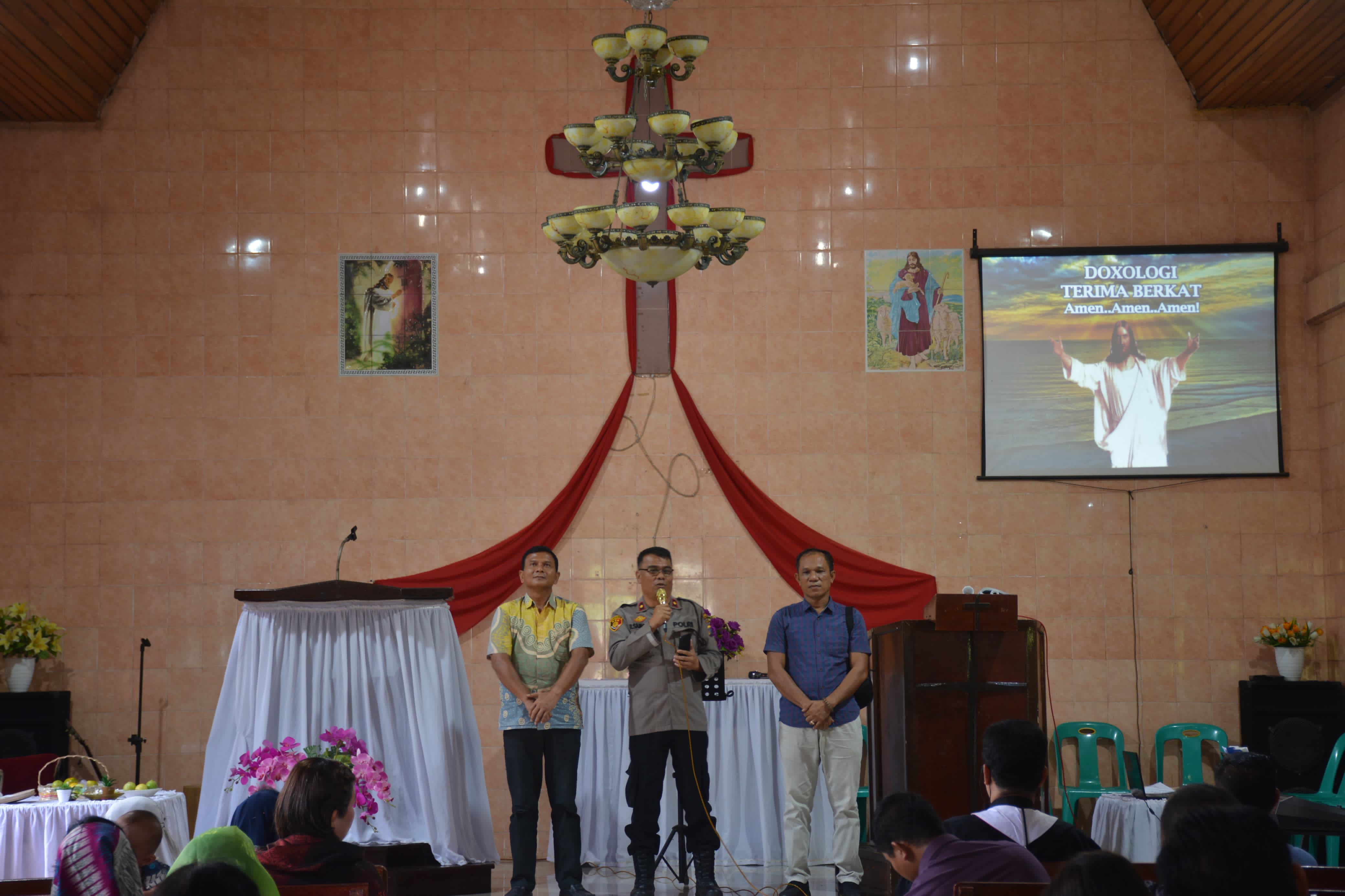 Kapolres Labusel), AKBP Maringan Simanjuntak saat menghadiri Minggu Kasih, di Gereja GMI, Dusun Banten Desa Perkebunan Tolan, Kecamatan Kampung Rakyat, Kabupaten Labusel, Minggu (12/5). Sumut Pos