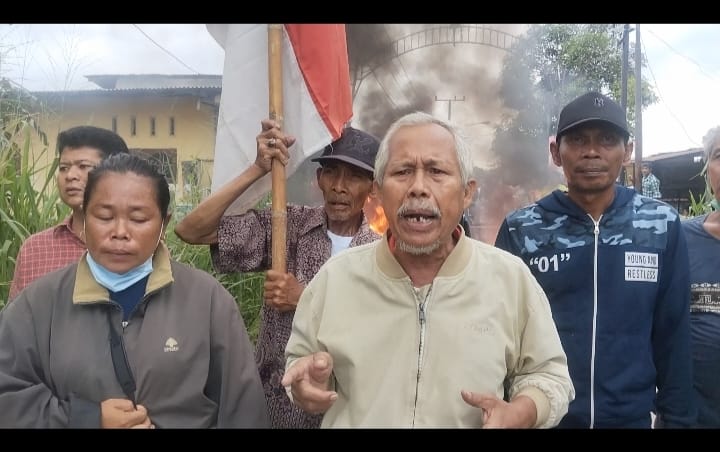 TUTUP: Ratusan warga yang menempati lahan Eks HGU PTPN II seluas 32 Ha di Jalan Serbaguna Ujung, Dusun IV, Desa Helvetia, Kecamatan Labuhan Deli, Kabupaten Deli Serdang, menggelar aksi dengan menutup