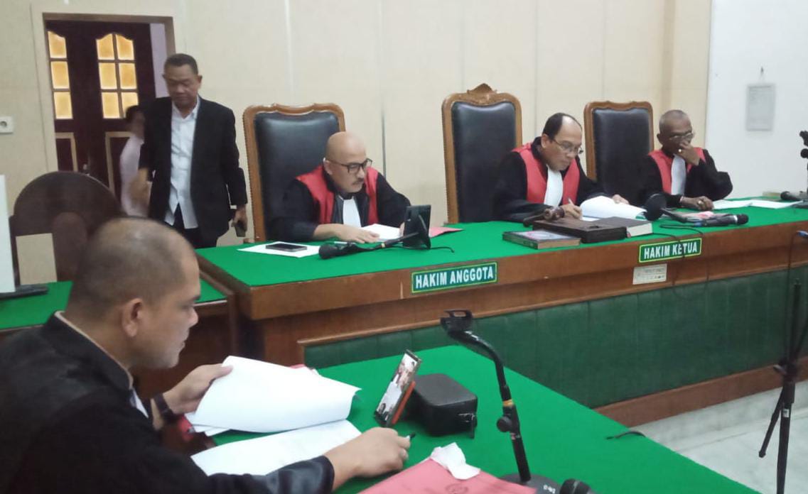 TUNTUTAN: JPU membacakan tuntutan terhadap Panji Satria, terdakwa kasus pembunuhan secara virtual, Selasa (14/5).