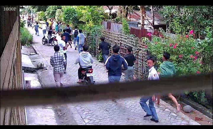 BENTROK: Warga Desa Helvetia, Kecamatan Labuhan Deli, Kabupaten Deli Serdang, Sumatera Utara, digegerkan dengan aksi tawuran antara warga dengan sekelompok geng motor di Jalan Helvetia By Pass.