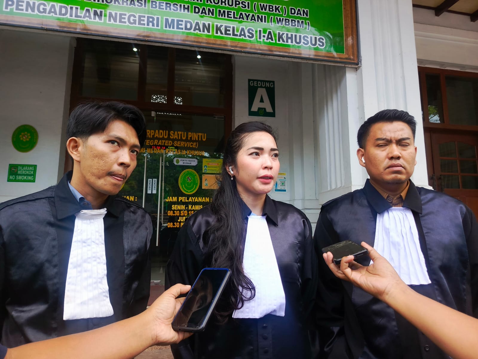Penasehat hukum terdakwa Tumirin, saat diwawancarai seusai persidangan, Kamis (16/5).