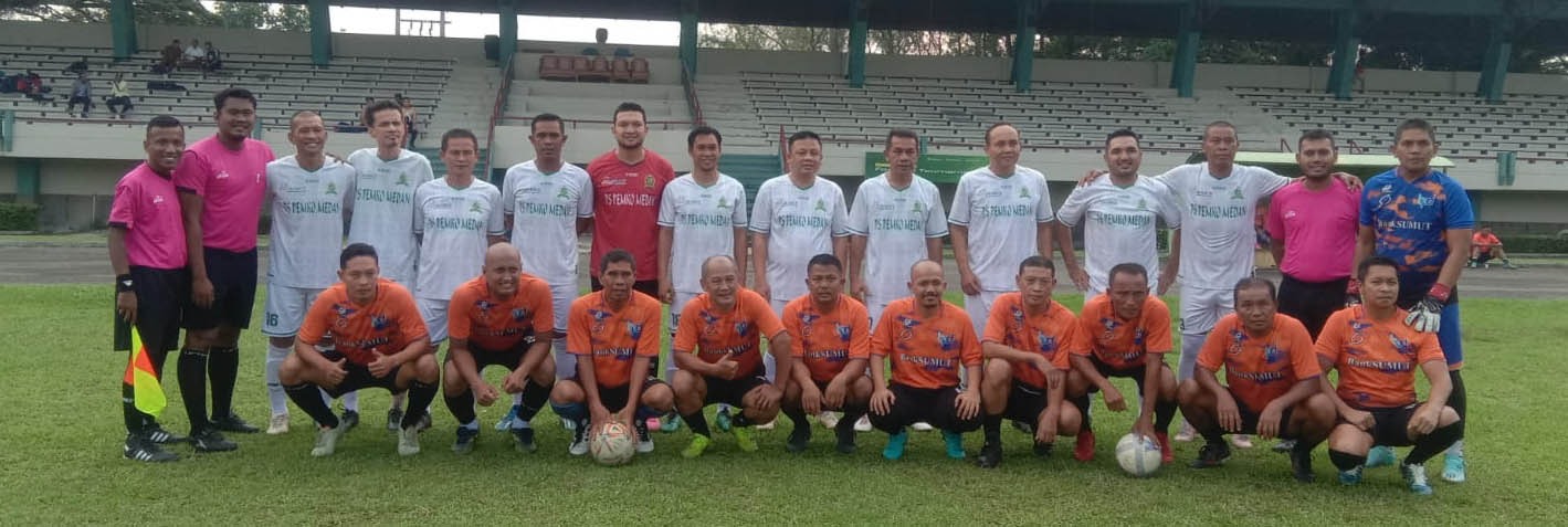 DIABADIKAN: Para pemain PS Pemko Medan dan PS Bank Sumut diabadikan sebelum pertandingan uji coba di Stadion Mini USU, Kamis (16/5) sore. (dok pribadi)