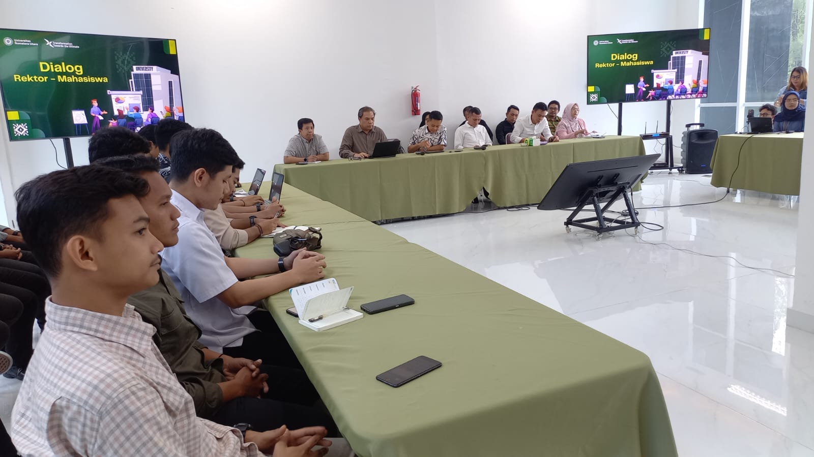 DIALOG:  Rektor USU, Prof Muryanto Amin berdialog bersama BEM USU bahas kenaikan UKT.(BAGUS SYAHPUTRA/SUMUT POS)