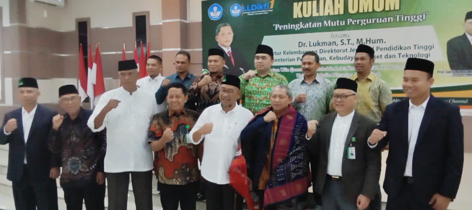 KULIAH UMUM: Direktur Kelembagaan Ditjen Dikti Kemendikbudristek Dr Lukman MHum (memakai ulos) pada kegiatan kuliah umum di UMN Al-Washliyah, Kamis (16/5).DEDDI MULIA PURBA/SUMUT POS.