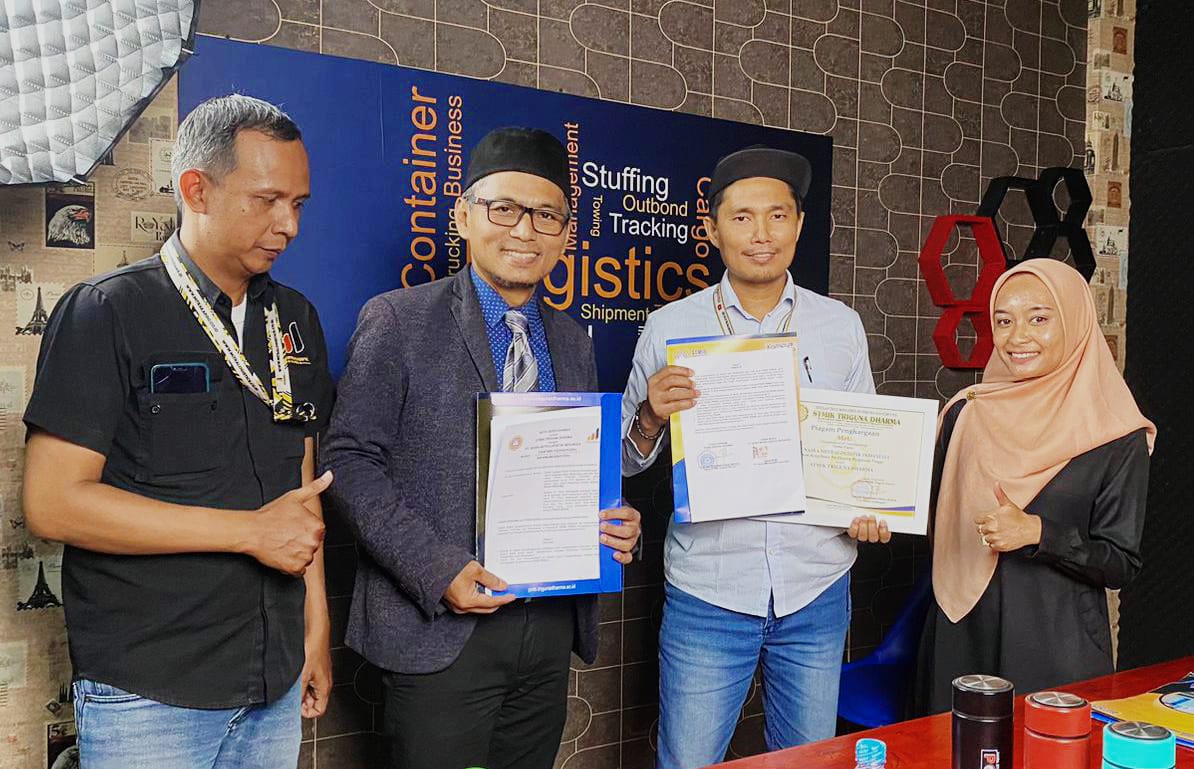 KERJA SAMA: Yan Djuna (2 kiri) dan Zainal Ridwan (3 kiri) pada MoU STMIK Triguna Dharma dengan PT Naira Mitra Logistics.ISTIMEWA.