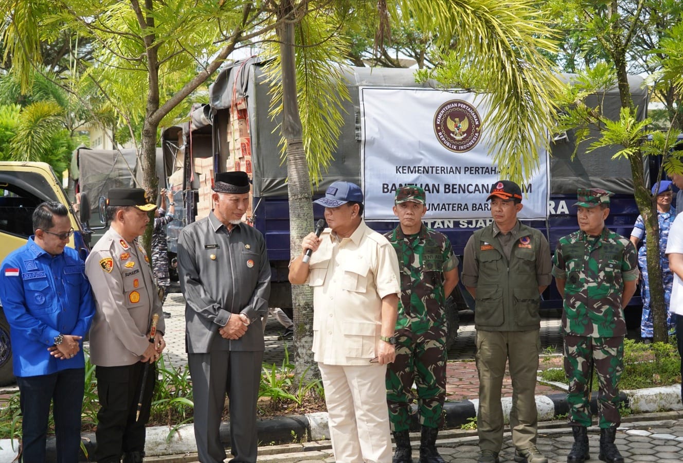 DAMPINGI:  Pangdam I/BB, Mayjen TNI Mochammad Hasan saat dampingi Menhan RI, Prabowo Subianto, di Sumbar. Sumut Pos/Dokumen Pribadi