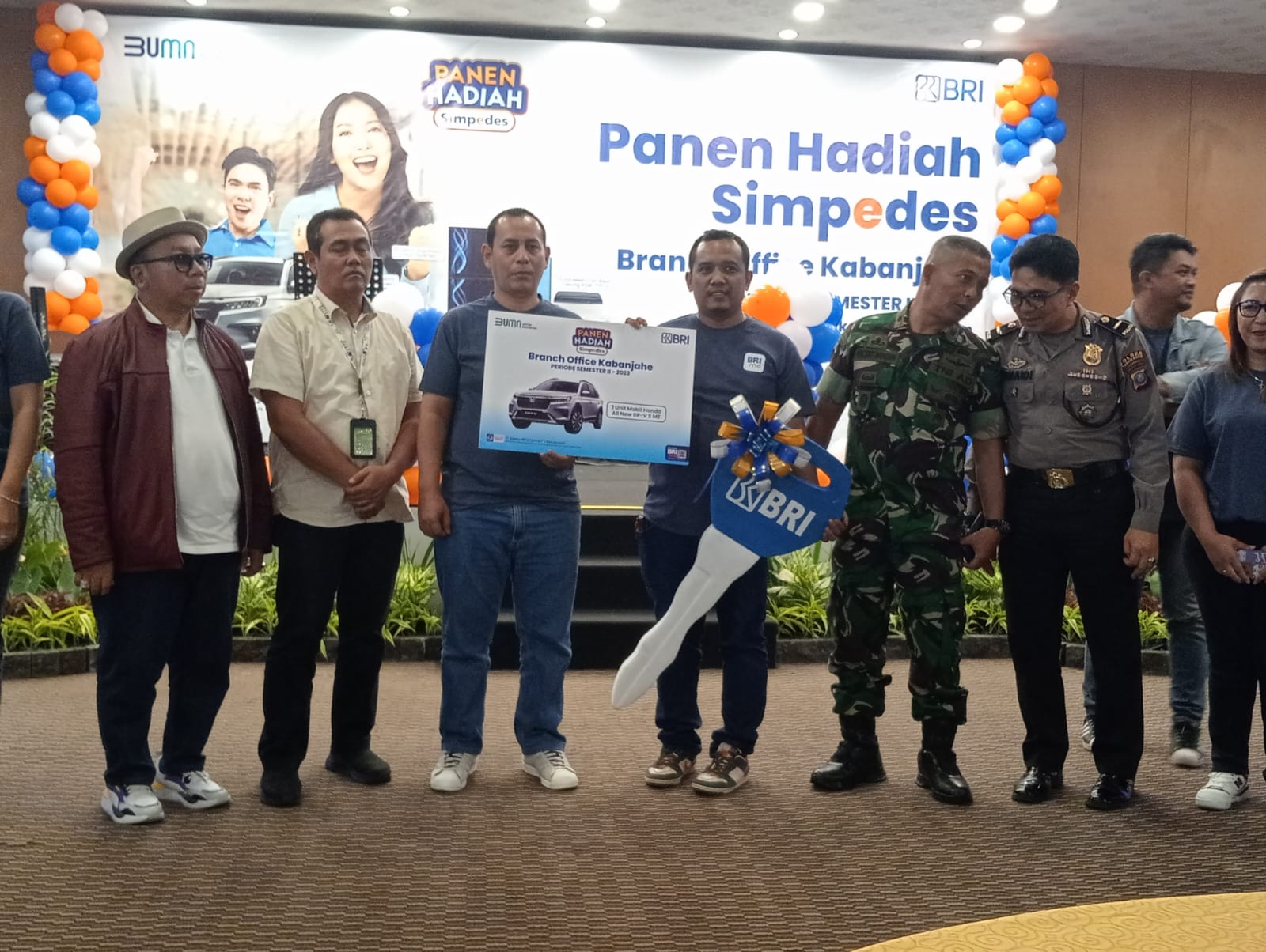 TERIMA: Ka Unit BRI Berastagi saat menerima duplikat kunci mobil .