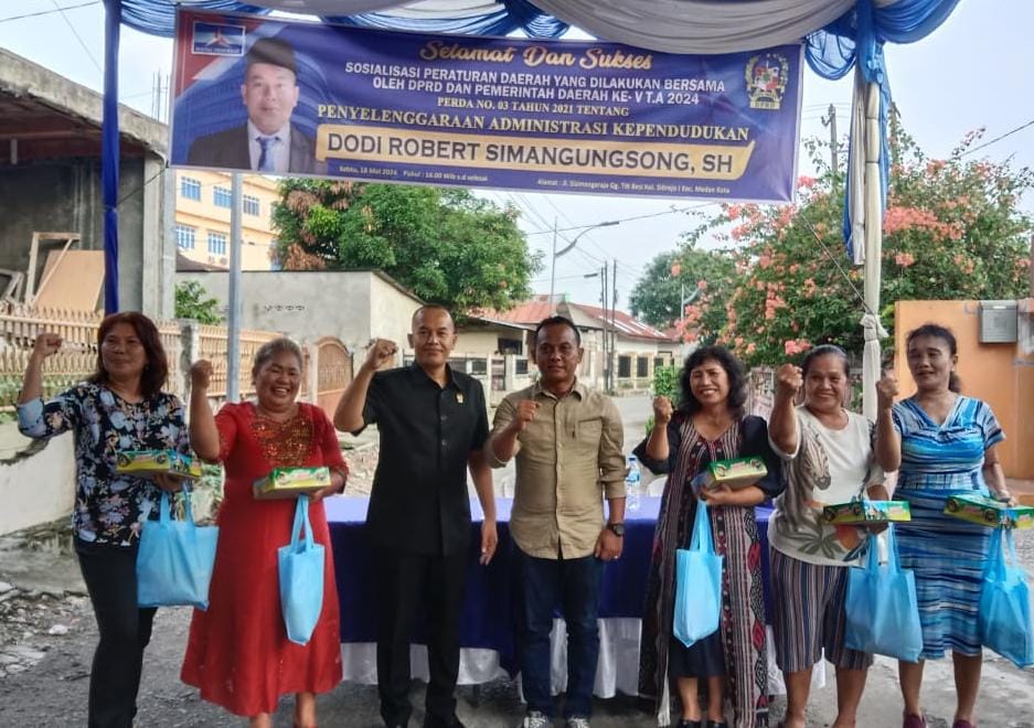 Anggota DPRD Medan Dodi Robert Simangunsong (tiga dari kiri), foto bersama warga usai sosialisasi Perda Nomor 3/2021, Sabtu (18/5/2024).