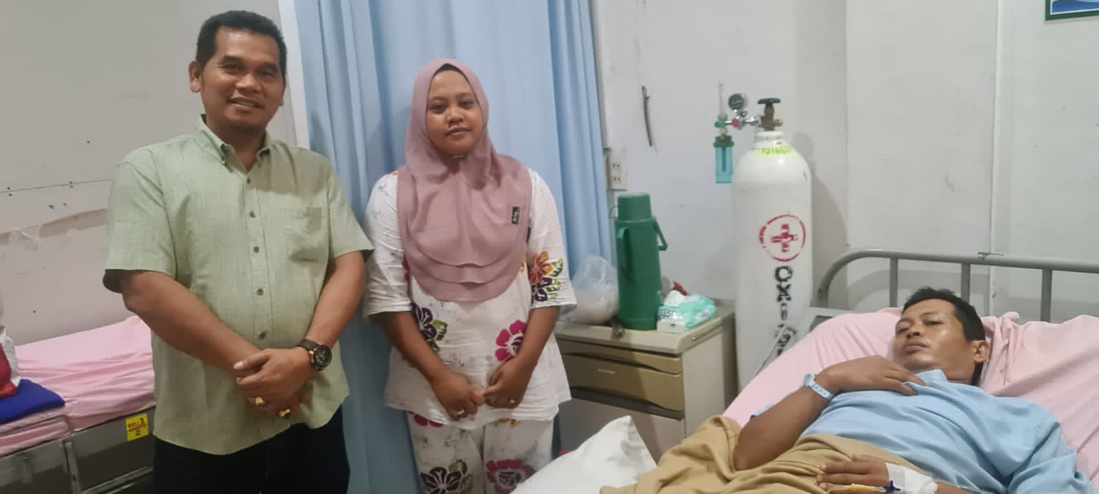 Josmen Sitohang sewaktu menjenguk suami Misna di Rumah Sakit Haji Adam Malik Medan.
