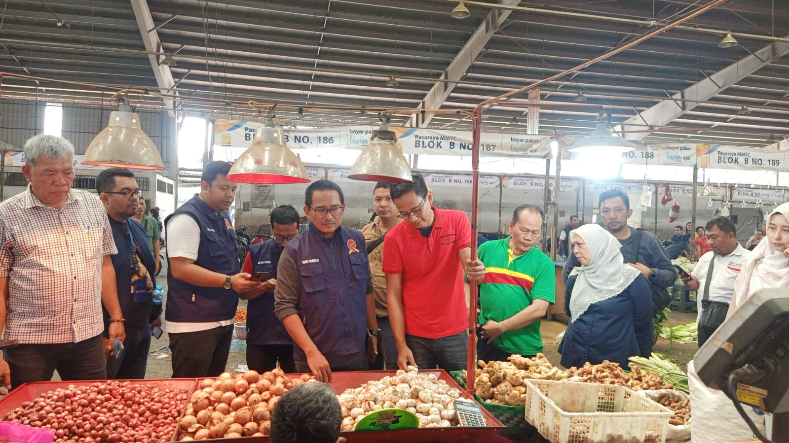 PANTAU: Kepala Kanwil I KPPU, Ridho Pamungkas, saat melakukan pemantauan harga bawang putih.(dok KPPU)
