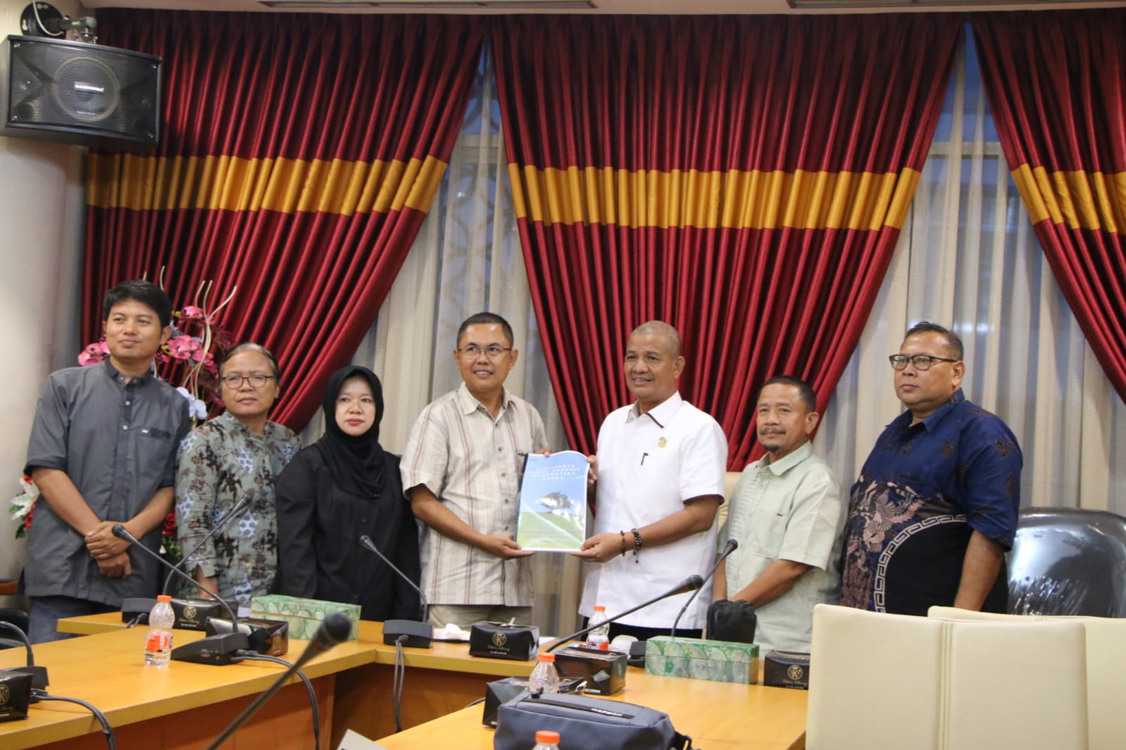 TERIMA: Ketua DPRD Sumut, Soetarto tatkala menerima Koalisi Masyarakat Pertanian Organik Sumut, (KOMPOS) di ruang kerjanya.