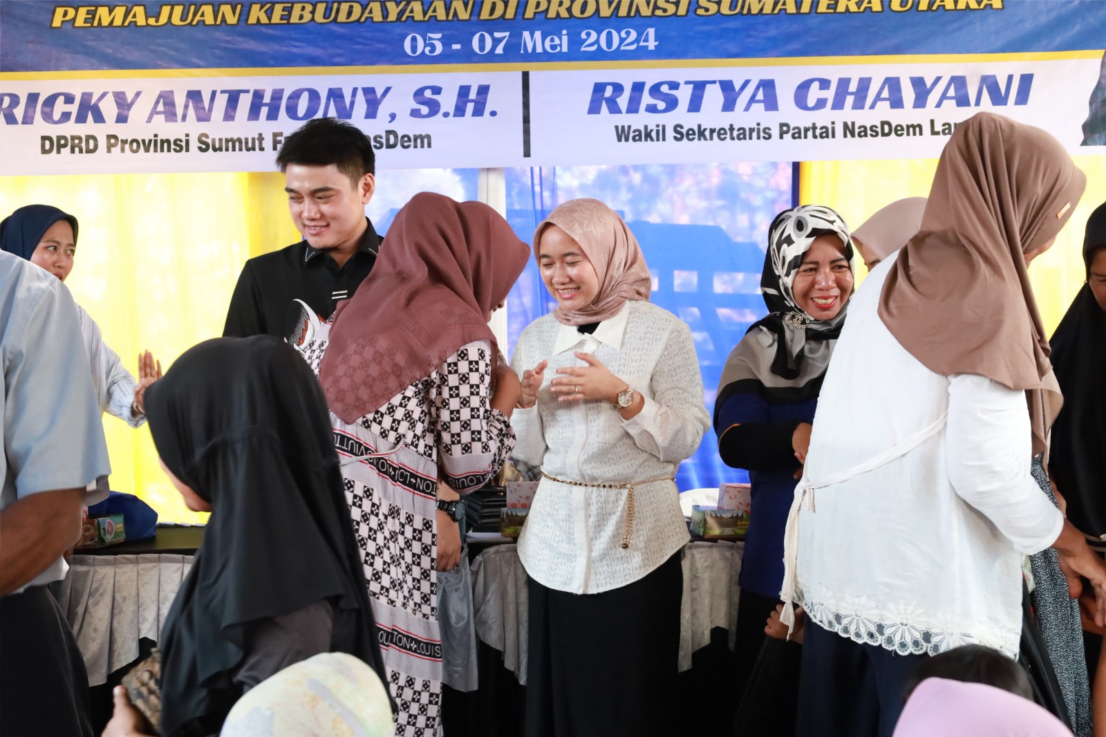 SILATURAHMI: Ricky Anthony dan Ristya Chayani bersilaturahmi dengan masyarakat, beberapa waktu lalu.Tim RA/Sumut Pos .