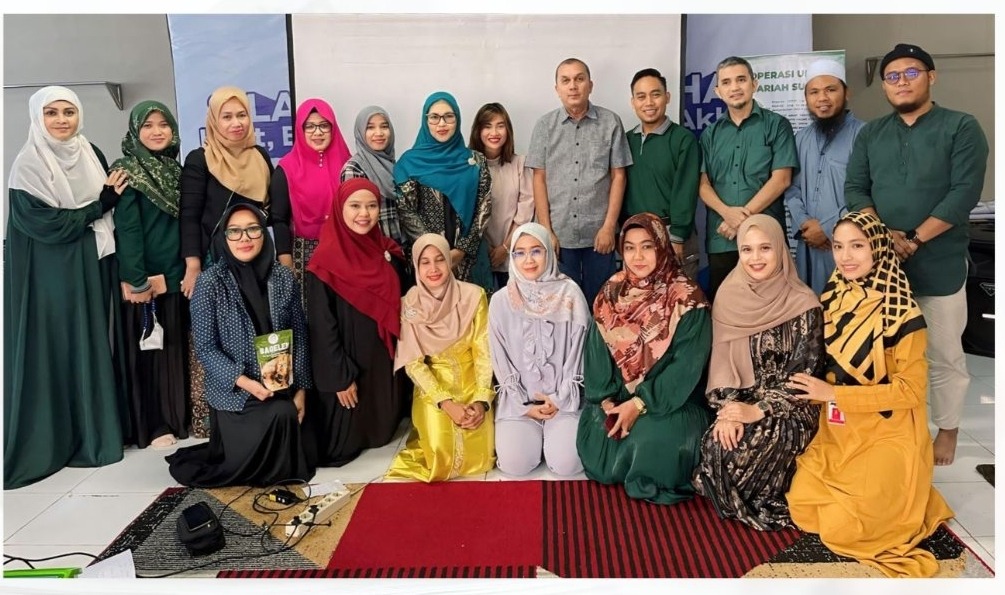 BERSAMA: Ketua Umum Koperasi UMKM Syariah Sumut Fikri Al-haq Fachryana (berdiri, empat kanan) bersama pengurus lainnya pada RAT ke 3 koperasi itu di Medan Sabtu (18/5/2024).