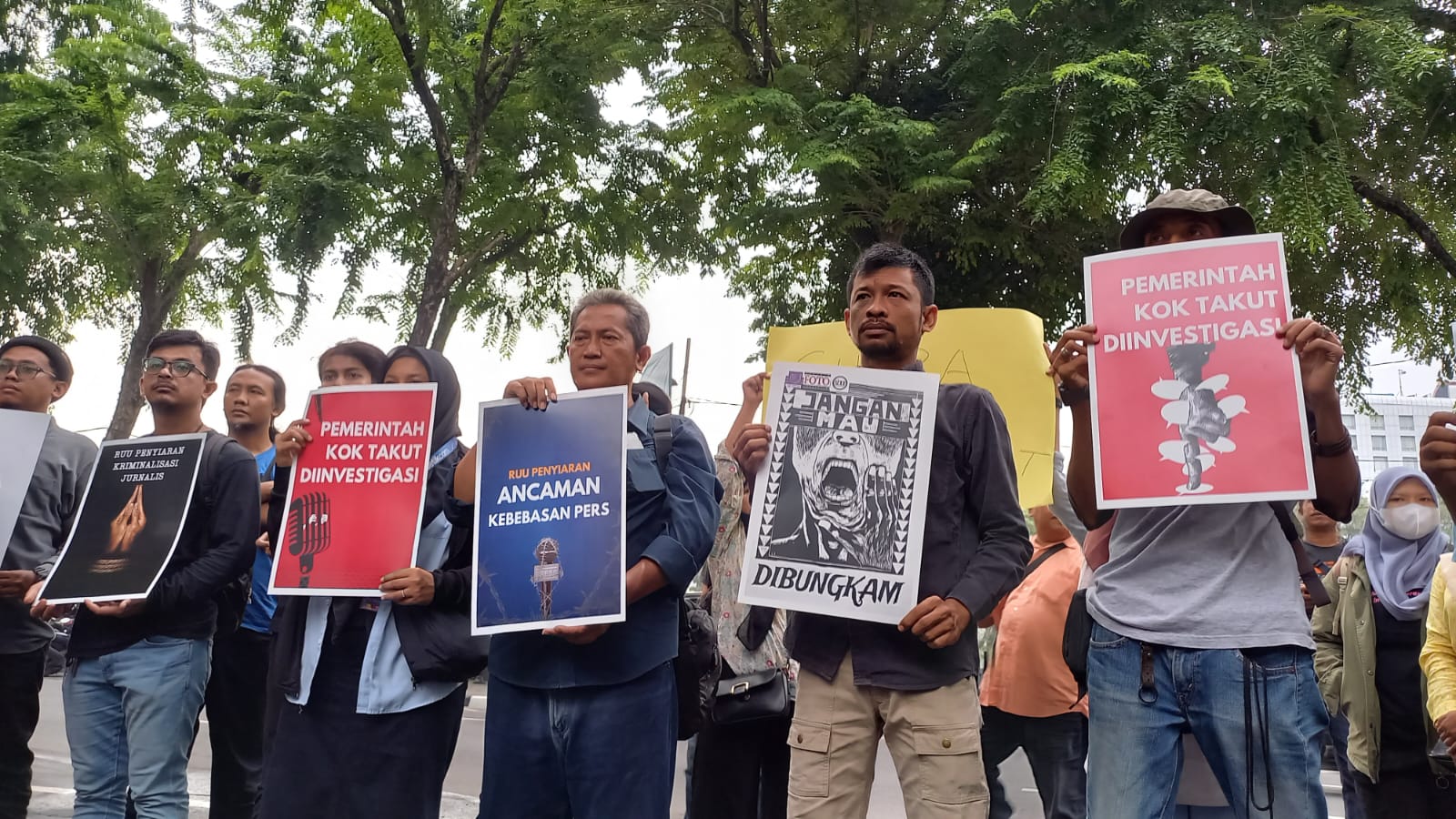 UNRAS: Puluhan Jurnalis di Medan menggelar unjuk rasa tolak RUU Penyiaran di DPRD Sumut.(BAGUS SYAHPUTRA/SUMUT POS)