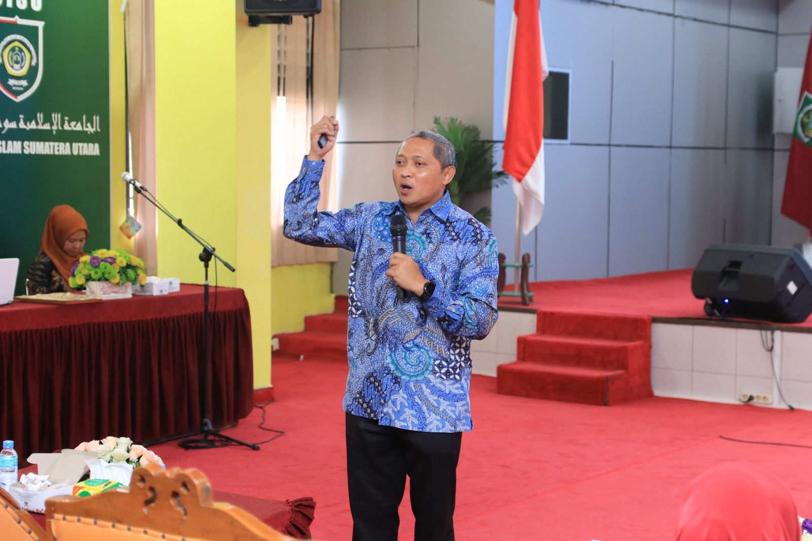 Direktur Kelembagaan Dirjen Dikti Ristek Kemendikbud RI Dr. Lukman, ST, M.Hum ketika menyampaikan diskusi ketika berdiskusi dengan seluruh pimpinan yang ada di lingkungan UISU di Ruang Auditorium UISU
