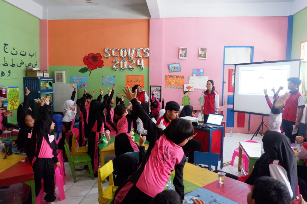 BERSAMA: Pembina SCORA PEMA FK USU, dr Sri Amelia bersama Ketua Umum SCORA PEMA FK USU, M Abrar Haidar Gunawan dan lainnya, di TK Aisyiyah Bustanul Athfal 11 Medan Selayang. Sumut Pos/Dokumen Pribadi