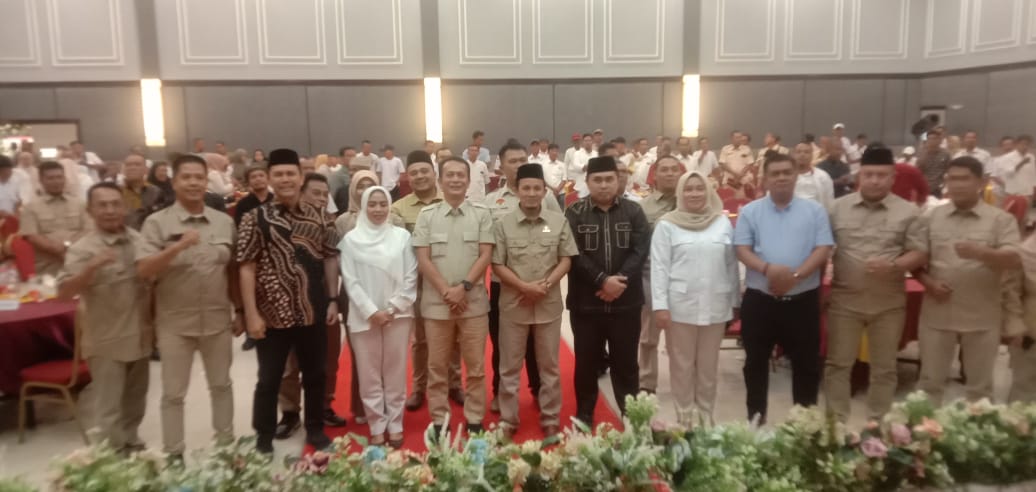 BERSAMA: Sejumlah Bacakada Bupati - Wabup Labuhanbatu usai penyampaian visi dan misi  di Partai Gerindra Labuhanbatu. (fajar)