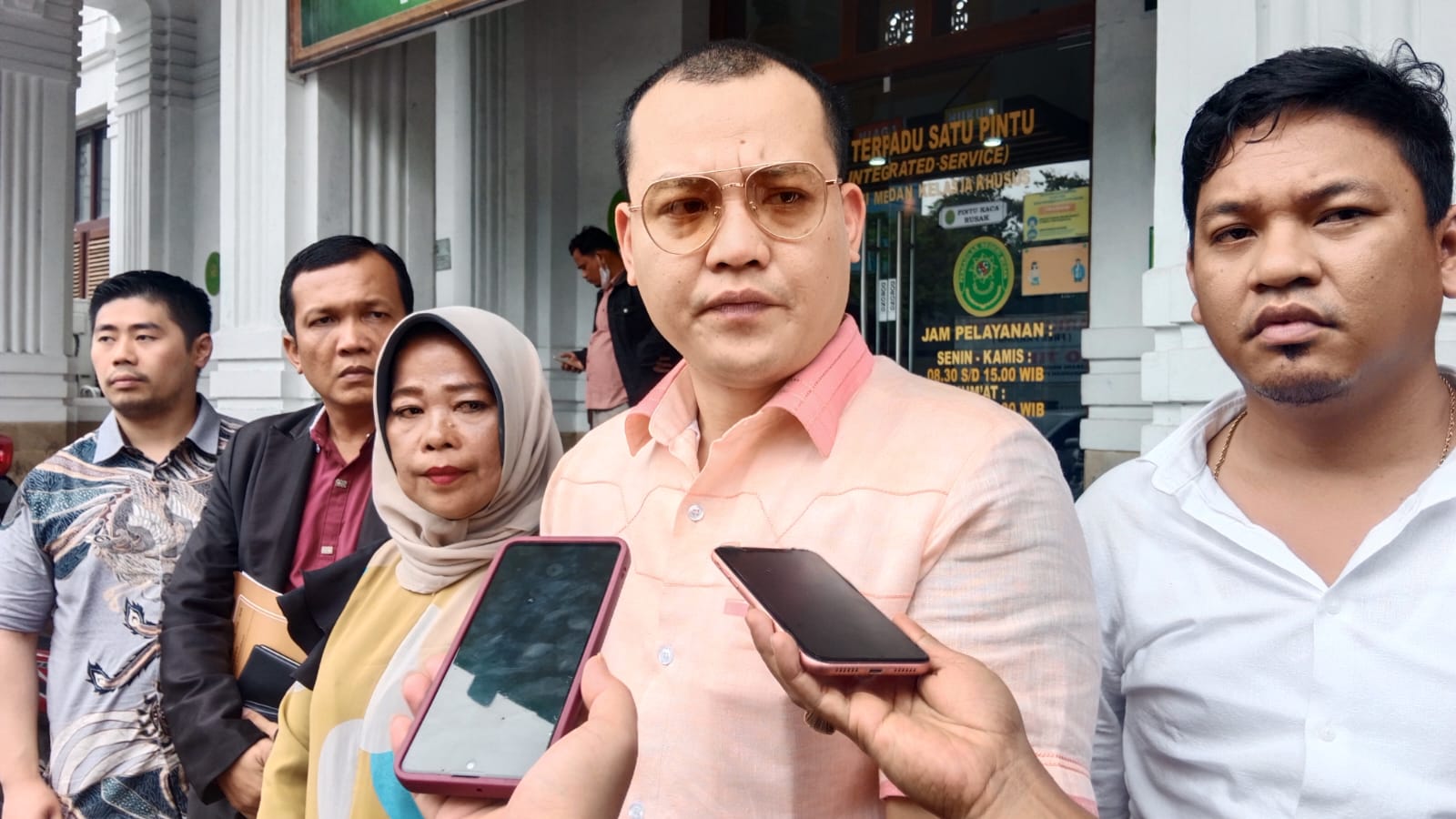KETERANGAN: Kuasa hukum pemilik lahan, Bambang H Samosir menyampaikan keterangan usai dilakukan mediasi di PN Medan, Selasa (21/5).