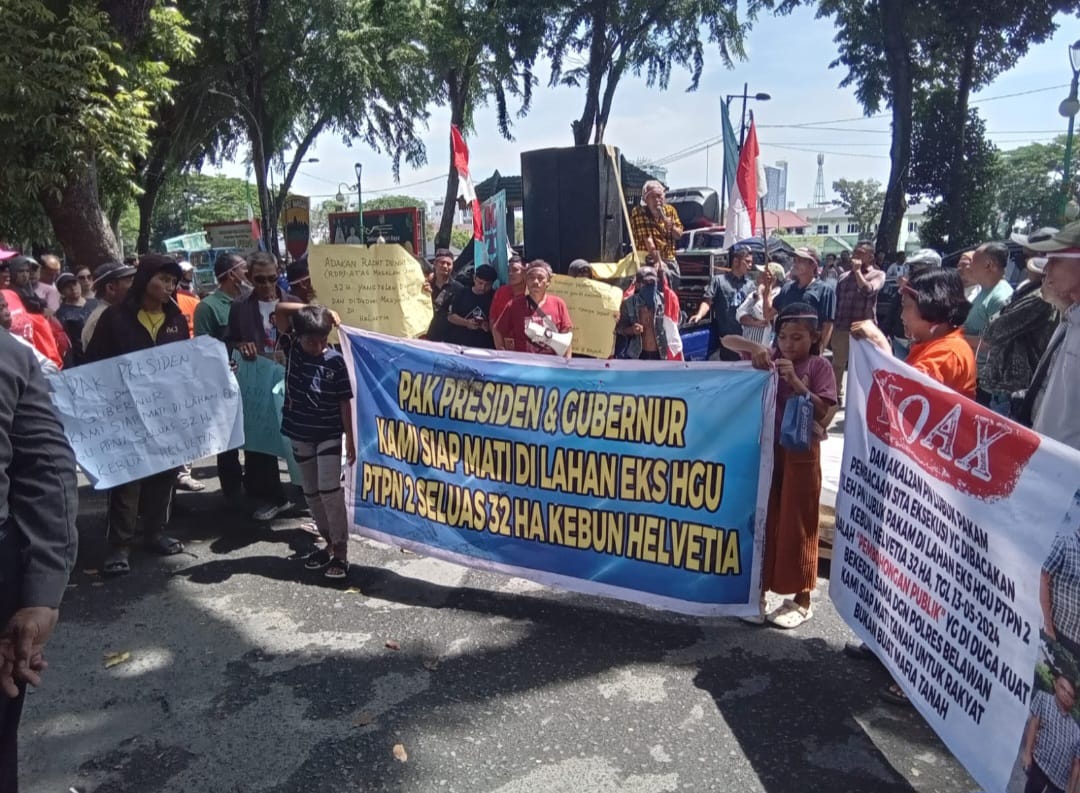 UNJUKRASA: Puluhan pengunjukrasa saat menggeruduk gedung DPRD SUMUT.
