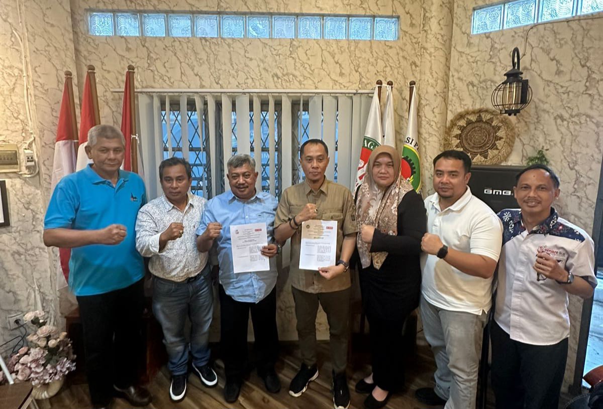 KERJA SAMA: Diding Kusnady, S.Pd., MM selaku Direktur Politeknik Ganesha Medan, dan H. Muhammad Husni, SE., M.Si, Ketua DPD Tani Merdeka Sumatera Utara dan Ketua APPSI Sumut di Kampus.
