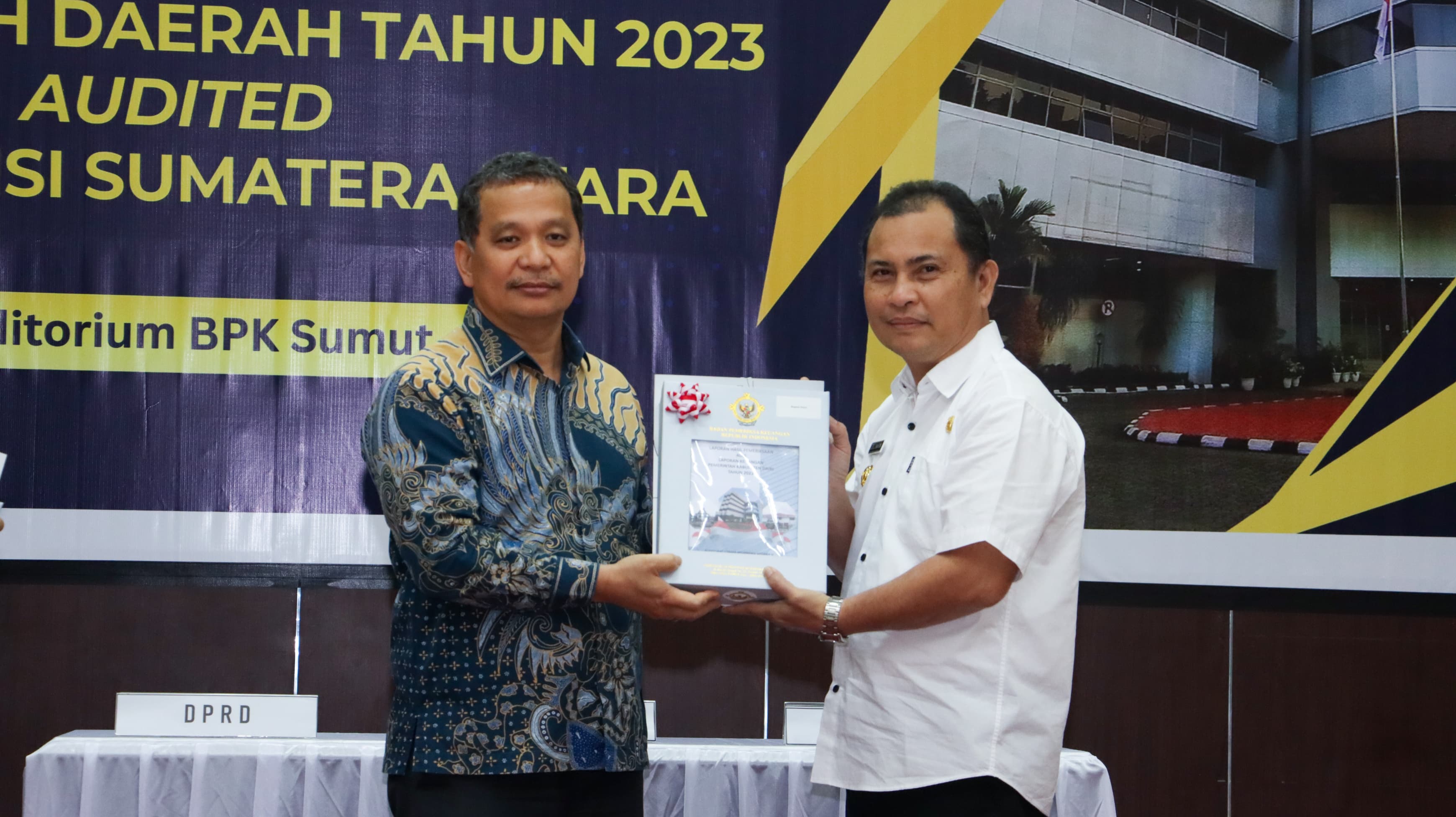 TERIMA:  Pj Bupati Dairi, Surung Charles Lamhot Bantjin menerima LHP-LKPD Dairi TA 2023 dengan Opini WTP dari Kepala BPK perwakilan Sumut, Eydu Oktain Panjaitan, Rabu (22/5/2024).Istimewa.