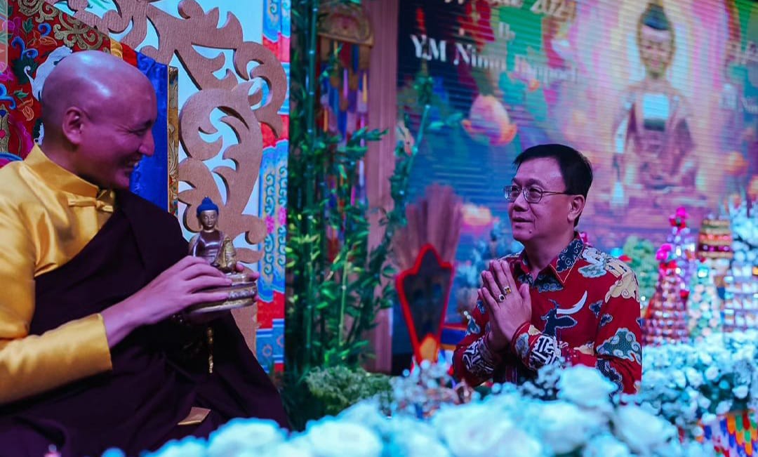 Ketua DPRD Kota Medan, Hasyim SE  dan keluarga menghadiri perayaan Waisak di Yayasan Om Vajrayana Buddhis Indonesia bersama ratusan umat Budha dipimpin YM Nima Rinpoche di Gedung Selecta, Jalan Listri