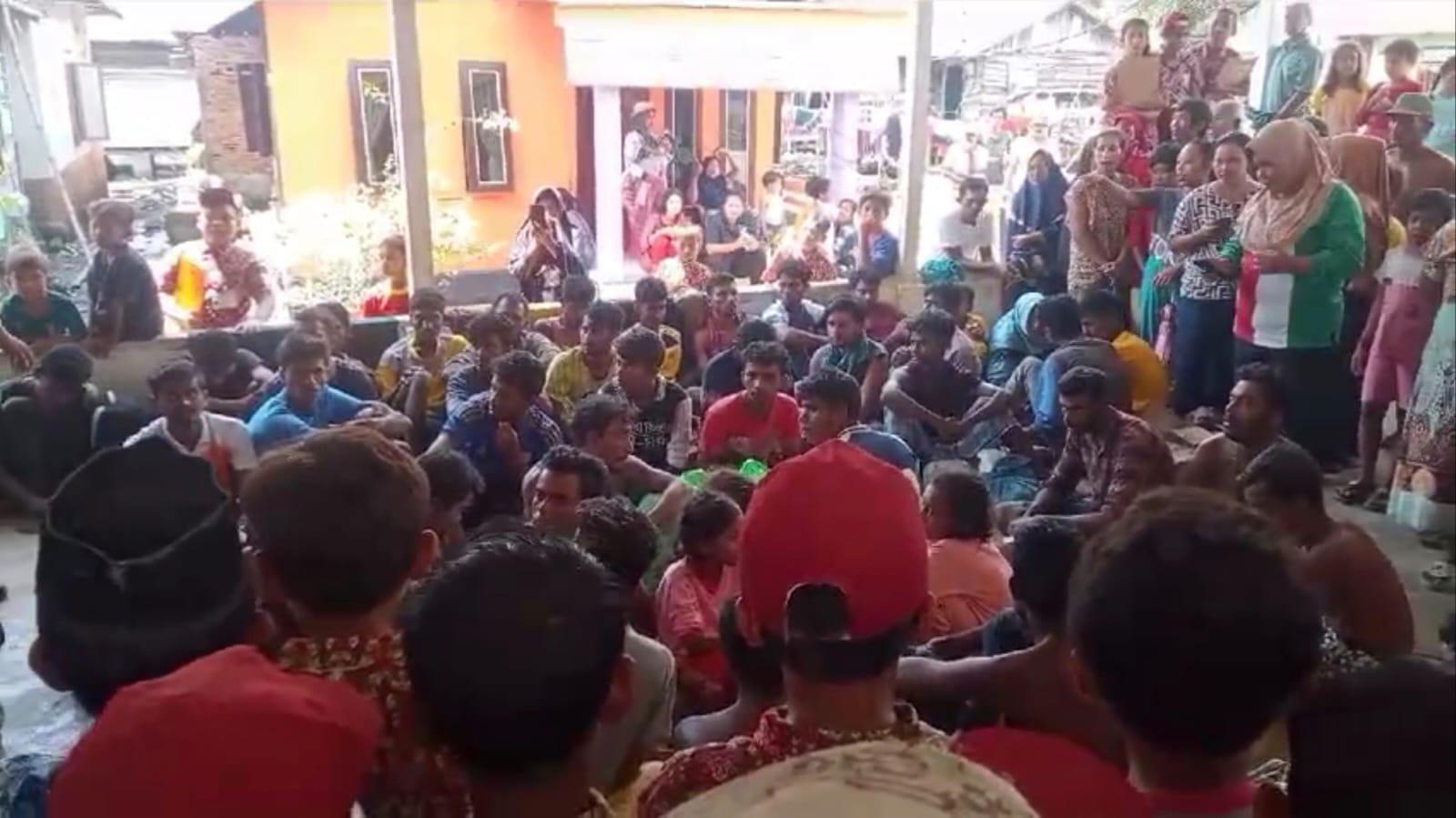 DITOLAK: Pengungsi rohingya di Balai Desa Serba Guna ditolak kedatangannya oleh masyarakat Desa Kwala Langkat, Kecamatan Tanjungpura.