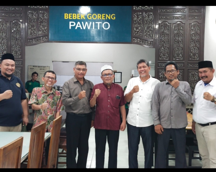 FOTO BERSAMA: Balon Bupati Dr (C) H Hadi Suriono, SE,MM foto bersama dengan Ketua Tim Pansel DPW PKS Sumut H Amsal Nasution, B.Eng, Sekretaris Pansel Ir Cecep Wiwaha, Ketua Bapilu DPW PKS Sumut.