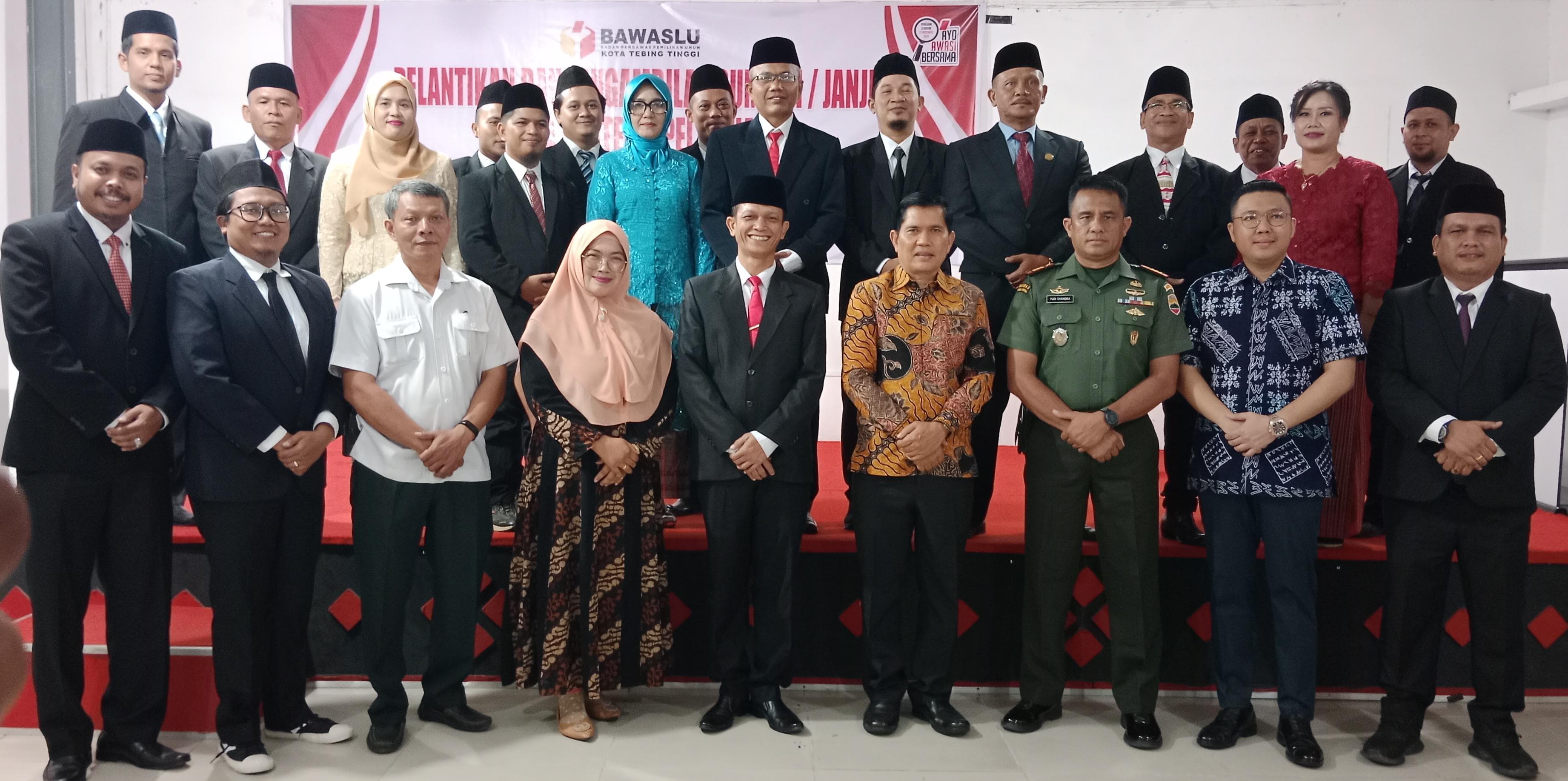 LANTIK: Anggota Bawaslu Provinsi Sumut Suhadi didampingi pimpinan Bawaslu Kota Tebingtinggi dan anggota Panwascam usai dilantik.
